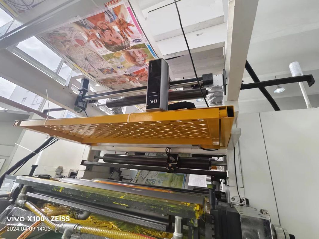 Maszyna do druku fleksograficznego typu pionowego kaskadowego do materiałów papierowych nienasypanych