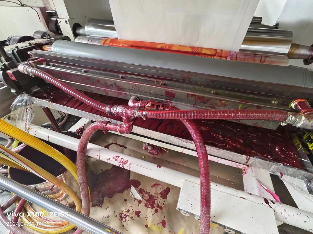 Maszyna do druku fleksograficznego typu pionowego kaskadowego do materiałów papierowych nienasypanych