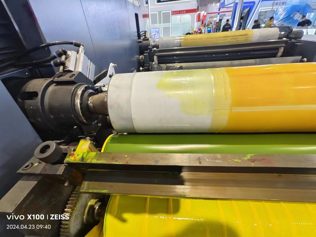 Maszyna do druku flexo typu rękaw z automatycznym systemem załadunku i rozładunku